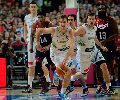 西班牙男籃··激戰(zhàn)正酣 籃球館木地板搶風頭