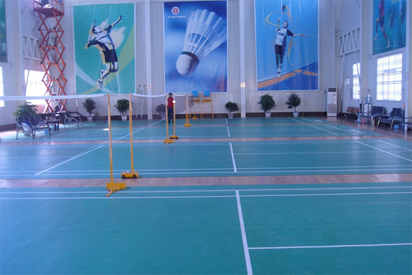 室內(nèi)羽毛球運動應(yīng)選用哪種運動地板？